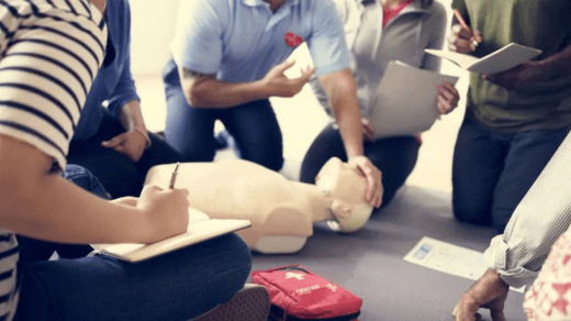 Online vs In-Person First Aid Courses: Pros and Cons to Consider